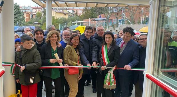Inaugurata la nuova scuola primaria, l’istituto Vittorio Giunta può ospitare fino a 250 bambini: «Dopo trent’anni realizzato il sogno»