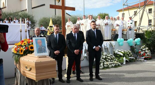 https://statics.cedscdn.it/photos/MED/91/65/8409165_11155447_sammy_basso_funerale_ultimissime.jpg