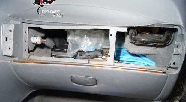 Mitraglietta e pistole nel vano airbag dell'auto: arrestato