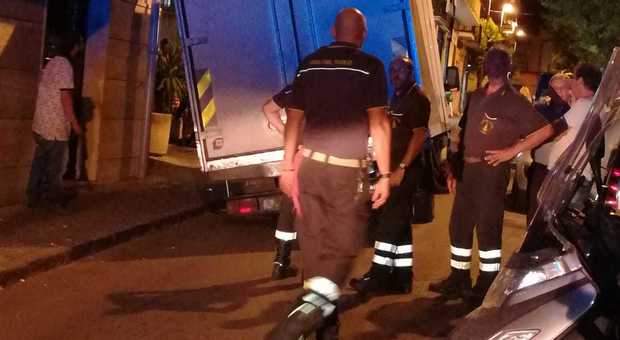 Castellammare, camion si incastra: un'ora di caos in pieno centro