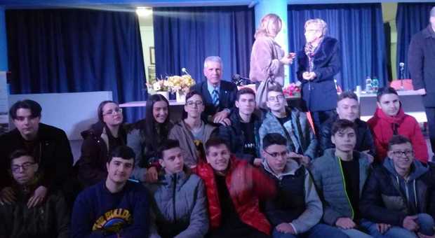 Franco Perlasca con i ragazzi del liceo Garofano