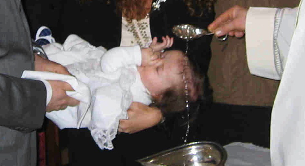 cerimonia del battesimo, foto di repertorio