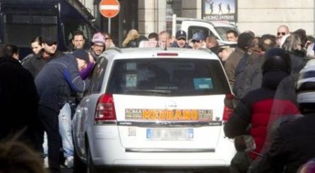 Roma, tassista truffa turiste e le deruba del bagaglio: preso