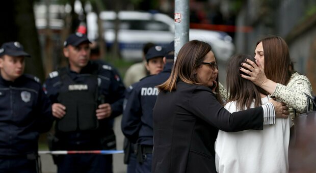 Belgrado, la scuola della strage: un ragazzo di 14 anni ha ucciso 8 bambini e una guardia con la pistola del padre