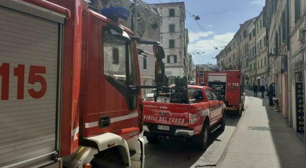 Lascia la pentola sul fuoco, incendio in una cucina di Ancona: danni ingenti