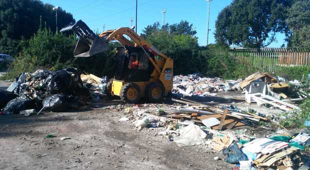 Scampia, scuola circondata dai rifiuti: scatta maxi operazione di bonifica