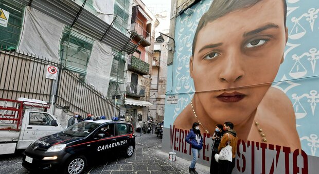 Napoli, il murale di Ugo Russo piantonato dall'intero quartiere