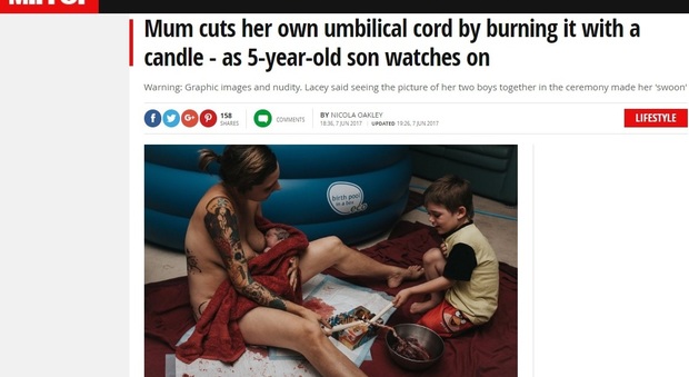 Taglia il cordone ombelicale dopo il parto con una candela davanti al figlio di 5 anni