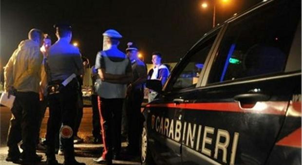 Sfascia il bar per una ragazza: ubriaco arrestato dai carabinieri