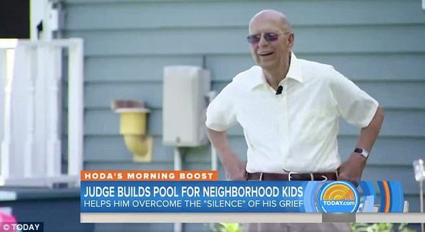 Vedovo 94enne fa costruire una piscina nel suo giardino per tutto il vicinato: "Mi sentivo troppo solo"