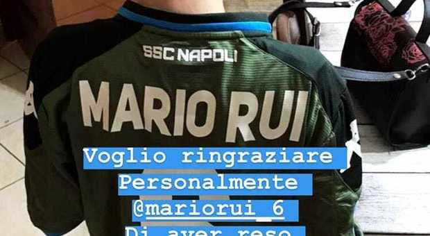 Napoli, il regalo di Mario Rui: maglia per un bambino della Sanità