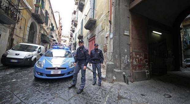 Napoli, rapina col coltello nei vicoli: in carcere pregiudicato dei Quartieri