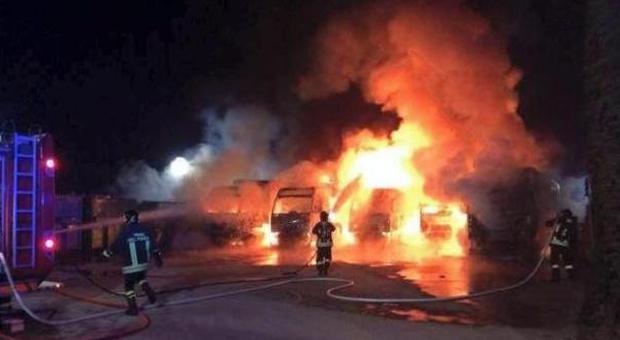 La Bigaran nel mirino dei piromani: distrutti dal fuoco 5 camion
