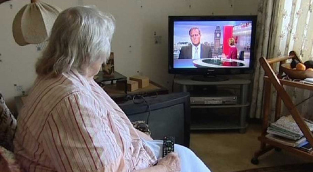 Anziani e la tv