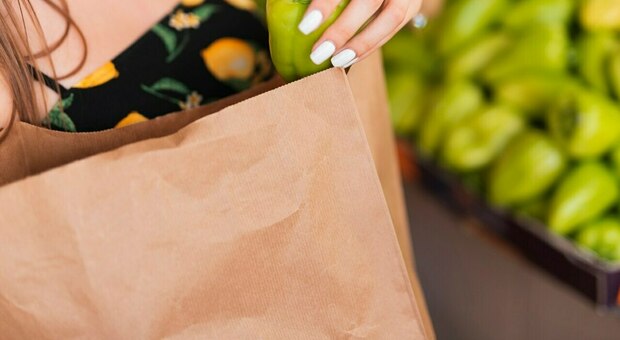 Ordina i vestiti nuovi online, il pacco arriva avvolto in un sacchetto di alimenti usato