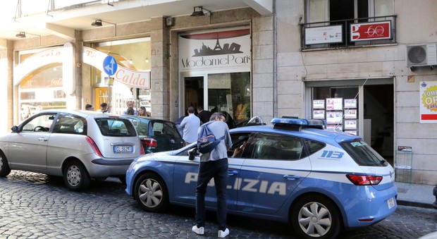 Raid nei negozi di abbigliamento in Campania: spaccano le vetrine e fanno razzia