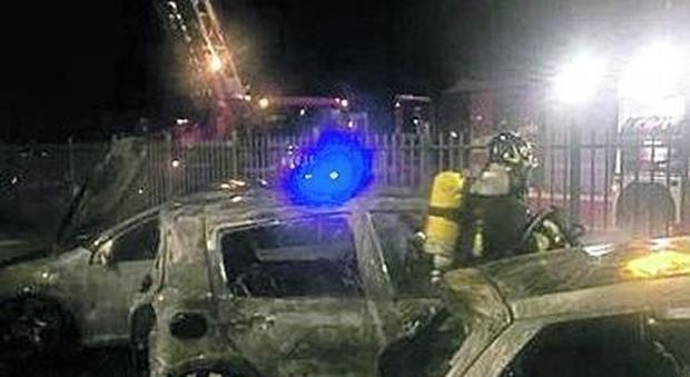 Notte di roghi, a fuoco 11 auto