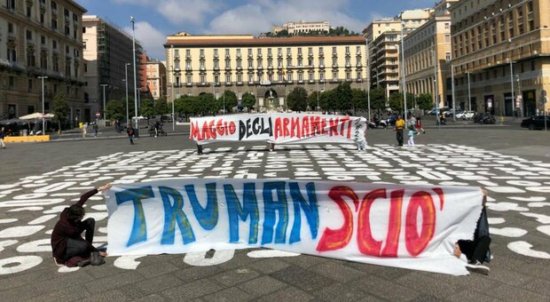Napoli, striscioni contro la guerra. I manifestanti : «Truman sciò»