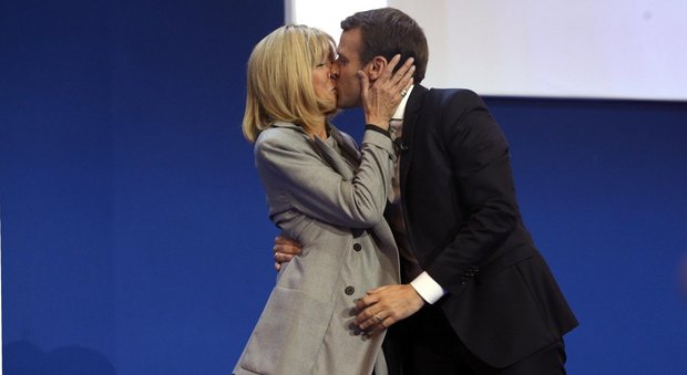 Elezioni Francia, l'ex professoressa con 20 anni di differenza: chi è la moglie di Macron