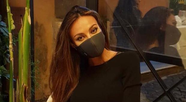 Attrice “paparazzata” in un ristorante di Roma e con la mascherina: la riconoscete?