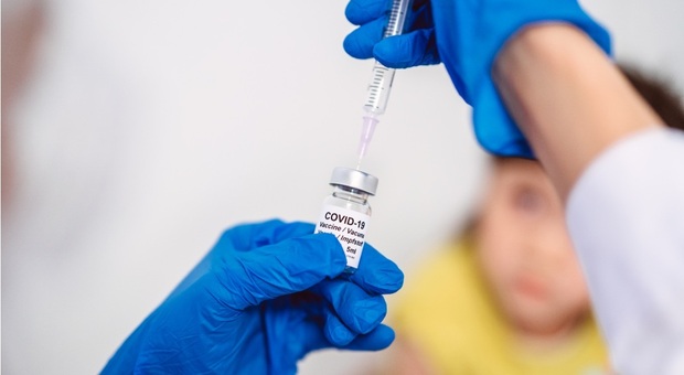 Vaccino Covid Pfizer, Burioni: «RIchiesta di autorizzazione entro novembre, abbiamo una data»