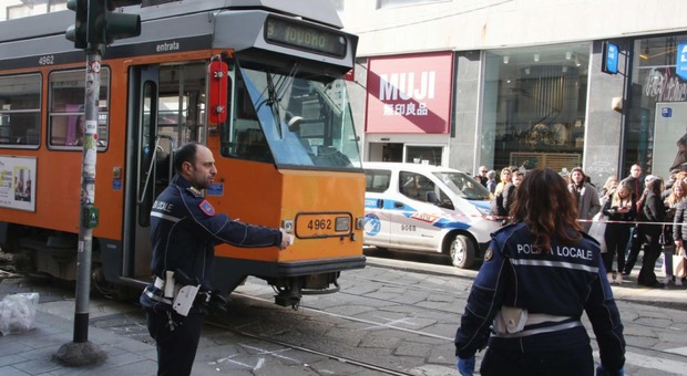 Milano, ragazza di 20 anni investita da un tram in centro: è grave