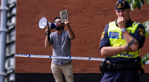 Rogo del Corano davanti alla moschea autorizzato dalla polizia: proteste e un arresto