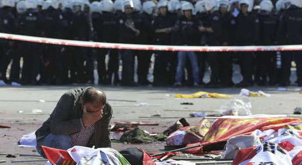 Ankara, strage al corteo della pace: kamikaze si fanno esplodere, 97 morti