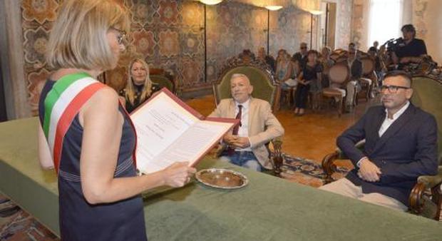 Bacio e lacrime, Maurizio e Gianni sposi in municipio: «Vincono i diritti»
