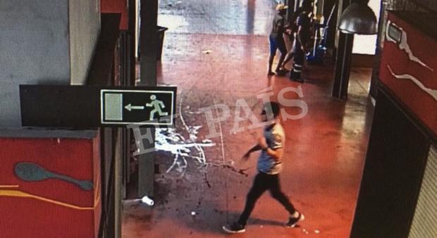 Barcellona, il killer della Rambla ucciso dalla polizia: «Era l'idolo delle mamme»