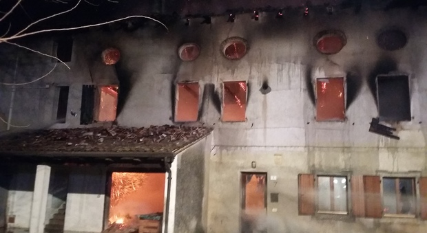 Il grande rustico distrutto dall'incendio a Ronchiettis di Santa Maria la Longa