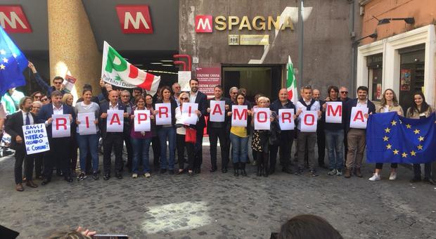 Roma, flash mob del Pd contro la chiusura delle stazioni della metropolitana. «Riapriamo Roma»