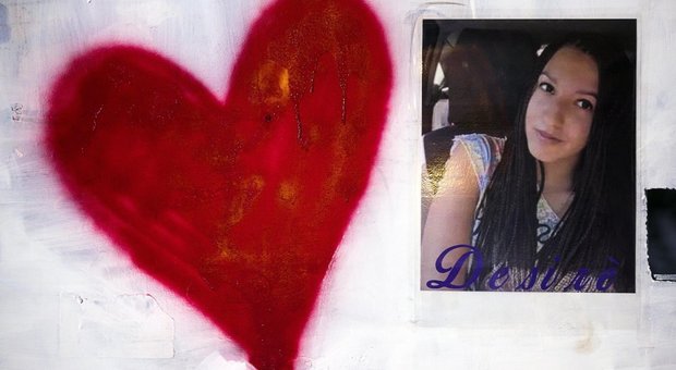 Un cuore accanto alla foto di Desirèe Mariottini, nella strada dove è stata uccisa il 24 ottobre 2018