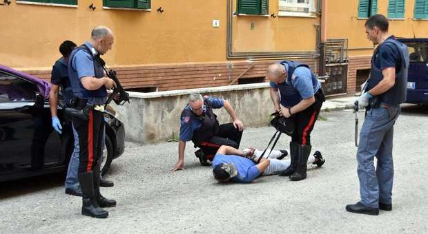 Terni, Panico in via Turati: entra in un palazzo armato di pistola, bloccato