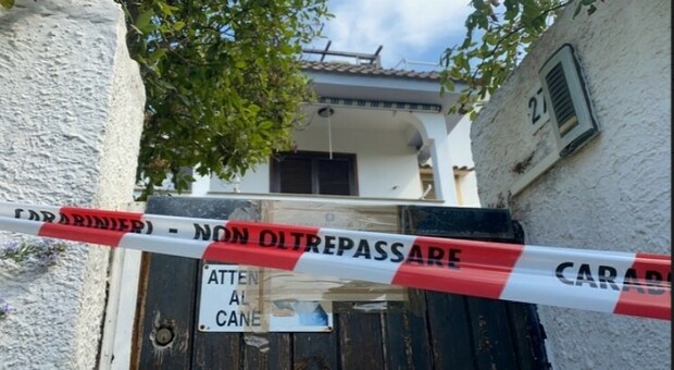 Roma, donna trovata morta in casa. Indagato il figlio: «Non sono stato io»