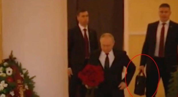 Putin, il colonnello che portava la valigetta con i codici dei missili nucleari ferito in casa: «Gli hanno sparato»