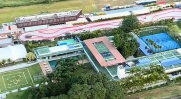 Neymar, nella villa in Brasile una enorme pista da kart e un lago artificiale: le immagini