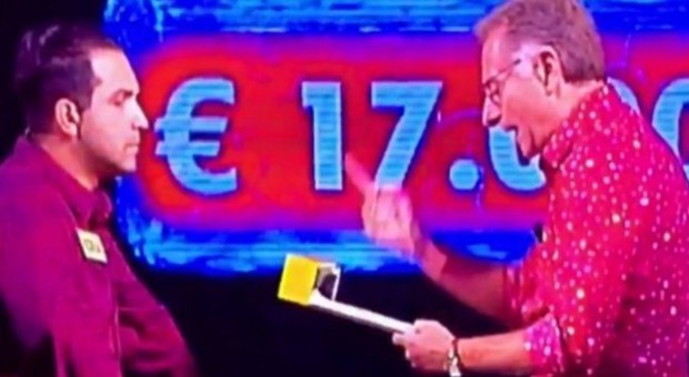 "Avanti un altro", vince 17mila euro ma spuntano i dubbi: «Leggeva le risposte»