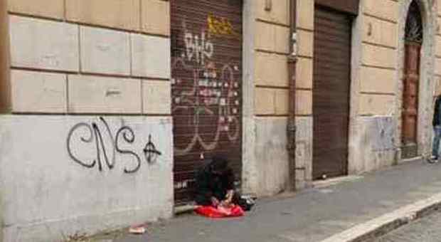 Roma, choc all'Esquilino: si inietta eroina ​in strada tra i passanti in pieno giorno