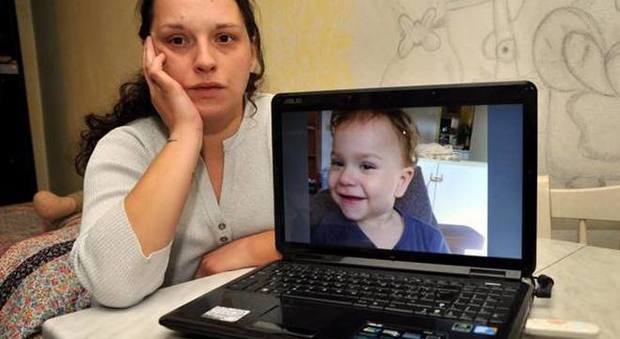 Emma, rapita dal papà siriano: riabbraccia la mamma dopo 5 anni