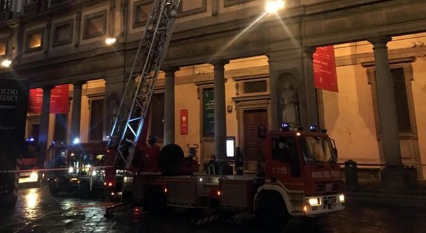 Firenze, fulmine cade sugli Uffizi e fa scattare l'anticendio: fumo e paura per le opere d'arte