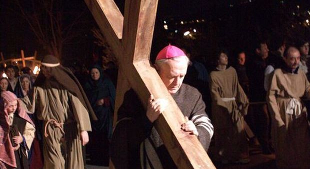 Sulmona, botte a un fedele durante la processione del Venerdì santo: arrestati due ragazzi