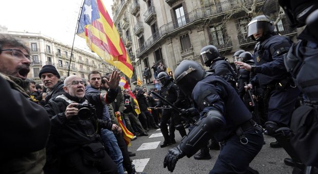 Barcellona, scontri alla manifestazione degli indipendentisti: cariche dei Mossos, 87 feriti