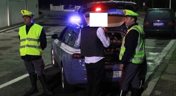 Pesaro, in autostrada completamente ubriaco: benzinaio chiama la Polizia
