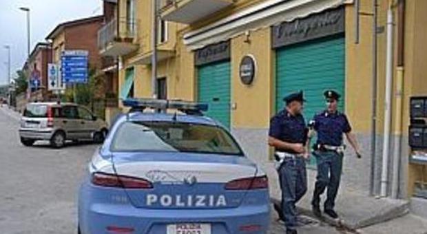 Ancona, litiga con la compagna in strada e aggredisce i poliziotti