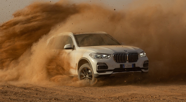 La nuova BMW X5 durante il test nel deserto