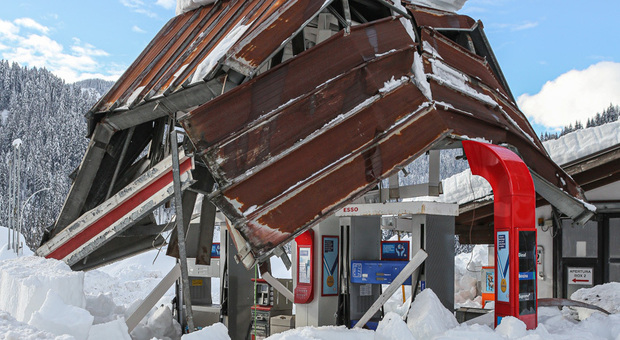 La stazione di servizio di Santo Stefano distrutta dalla neve