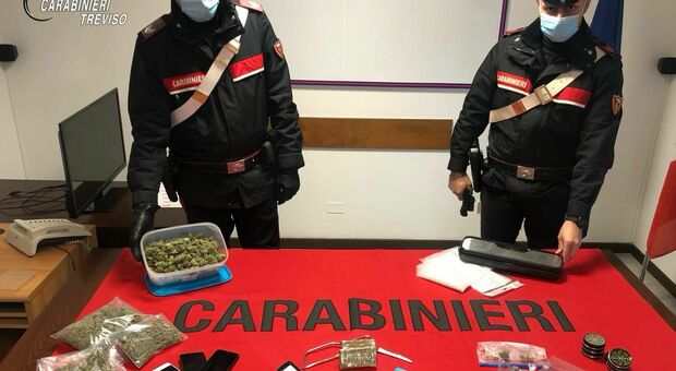 Droga e materiale sequestrato dai carabinieri
