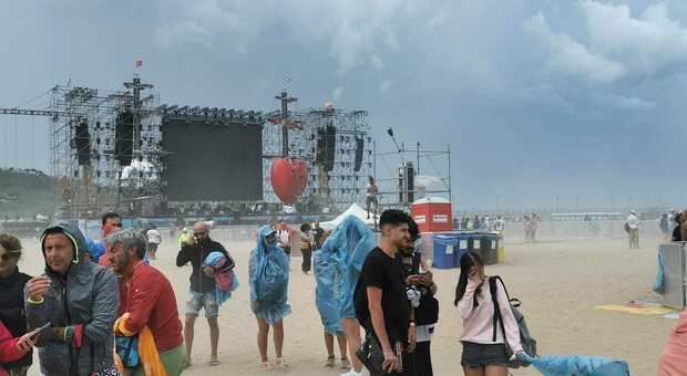 Jova Beach Party sotto una tempesta di sabbia e vento (foto Andrea Colacioppo)