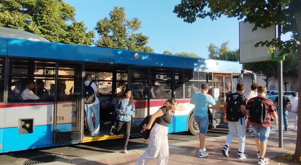 Un bus extraurbano Stp che trasporta studenti